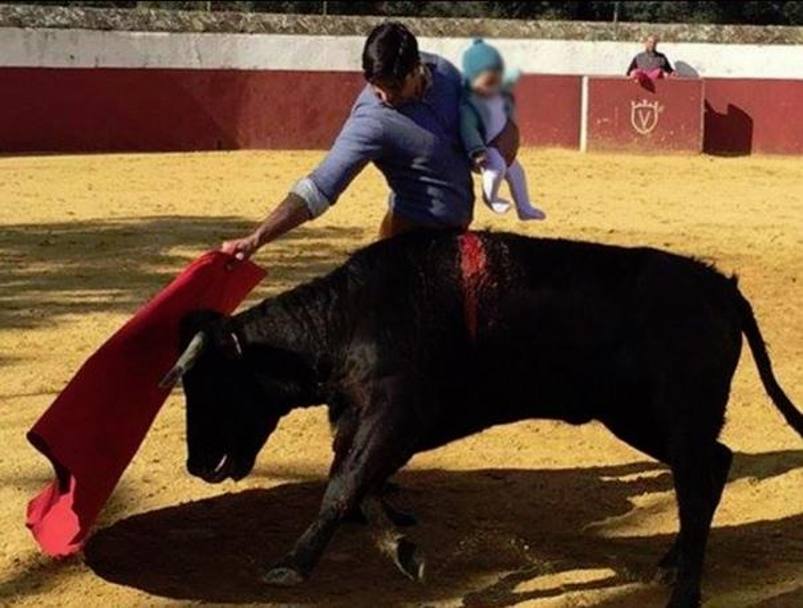 Ecco la foto incriminata postata sui social da Fran Rivera: il torero affronta il toro con in braccio la figlioletta di 5 mes. E in Spagna si  scatenata la polemica (Facebook)